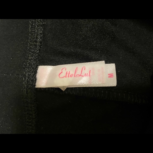 Cute stretch short by Ettel Lut💓 - Picture 2 of 4